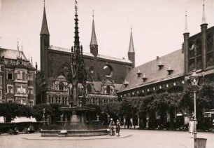 Lübeck. Rathaus am Markt. Im Vordergrund der 1873 eingeweihte Marktbrunnen (1934 abgebrochen)