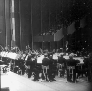 Konzert der Dresdner Philharmonie unter Leitung von Johannes Winkler (S. Kurz: Aufenthalt auf Erden; Klavierkonzerte von Skrjabin und Tschaikowski). Kulturpalast Dresden, 24.09.1976