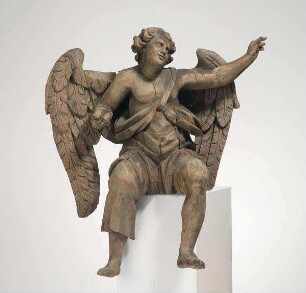 Zu einem Engelspaar gehörig: sitzender Engel, nach rechts gewendet, mit ausgebreiteten Flügeln, mit der Linken zur Seite weisend
