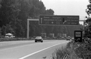Anbringung neuer Brückenschilder auf der Autobahn A 5