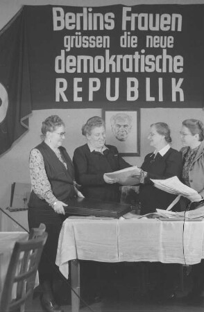 Verabschiedung einer Delegation des Demokratischen Frauenbundes Berlin mit Wilhelmine Schirmer-Pröscher, Elli Schmidt, Roberta Grupa und Eva Schmidt-Kolmer zum Kongress der Internationalen Demokratische Frauenföderation (IDFF) in Moskau : Gruppenporträt mit Wilhelmine Schirmer-Pröscher, Elli Schmidt, Roberta Grupa und Eva Schmidt-Kolmer (von links nach rechts)