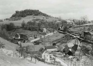 Reinhardtsdorf-Schöna. Ortsteilansicht Schöna mit Grundhäusern (Hirschgrund). Blick nach Osten zur Kaiserkrone