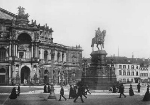 Dresden. Theaterplatz : Dresden-Altstadt. Theaterplatz mit Reiterstandbild König Johann. Blick gegen Opernhaus und Hotel "Bellevue"
