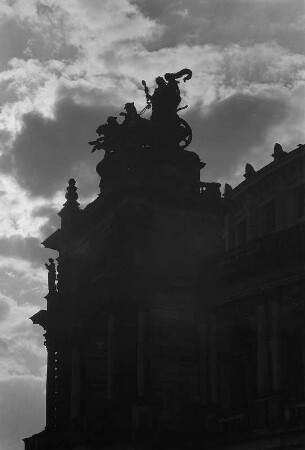 Dresden. Semperoper, Quadriga auf der Oper von Johannes Schilling