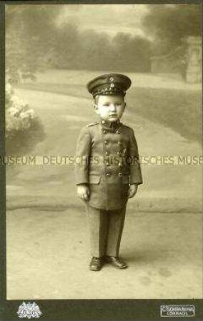 Kind in Kinderuniform