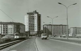 Chemnitz, Straßenbahntrasse mit Bahn, Theaterstr.