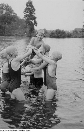 Kinder beim Baden in einem See