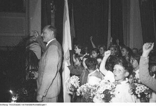 Dresden, Besuch griechischer Kinder, Griechin aus Athen auf einer Kundgebung im Sachsenverlag Dresden, Ludwig Renn mit griechischen Kindern, Juni 1950 & Dresden, Wachwitz, Cotta, Wohnungen der Kommunalen Wohnungsverwaltung (KWV), Juni 1950