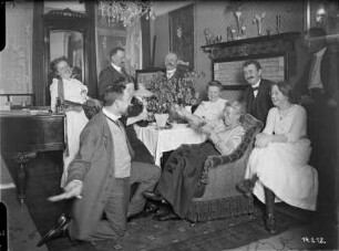 Albert Wiese mit seiner Verlobten (Anna Marie) Erna Gretschel im Kreis der Familie; Familienfeier in gutbürgerlicher Wohnung am 14. September 1912