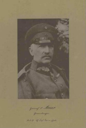 Heinrich von Maur, Generalmajor, Kommandeur der 27. Infanterie-Division von 1917-1918 in Uniform, Mütze mit Orden, Brustbild in Halbprofil