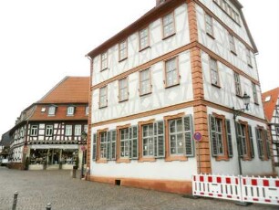 Stadtbild - Freihof an der kleinen Maingasse - Barockhaus mit Fachwerk-Obergeschossen über Trauf- und Giebelseite