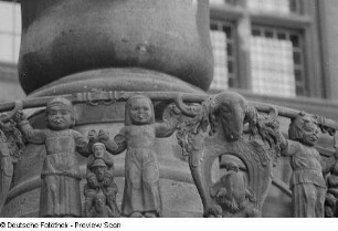 Der sogenannte Märchenkranz am Brunnen