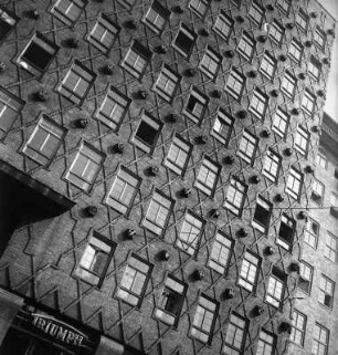 Hamburg-Altstadt, Burchardstraße 6-14. Mohlenhof (1927-1943; F. Höger, H. Gerson, O. Gerson). Fassadendetail