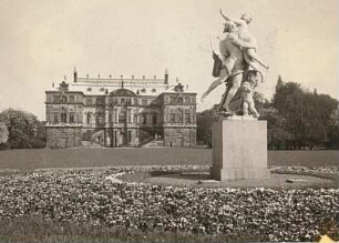 Dresden. Großer Garten. Palais und die Statue "Die Zeit entführt die Schönheit" von P. Balestra