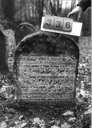 Grabstein 336 (Index: 99752530) Material: Sandstein Zustand: leicht verwittert, Stele eingesunken Maße HxBxT: 73x57x10 cm Beschreibung: Stele, Segmentbogenabschluß: Grabstein 336