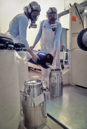 ASTA-Werke, pharmazeutische Produktion, in Halle-Künsebeck, 1984. Hier Abfüllen, Abwiegen von Dosen für Medikamente