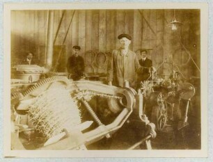 Foto des Fabrikationsbeginns von Stacheldraht mit zwei eigenen Maschinen bei J. Graf in Mülhausen
