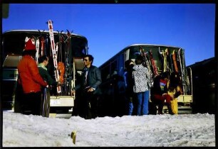Feldberg: Skier werden auf Bus geladen