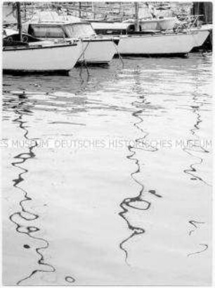 Segelboote im Hafen und Spiegelungen auf dem Wasser