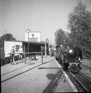 Dresden-Altstadt. Großer Garten. Ausflug mit der Pioniereisenbahn. Eingefahrener Zug am Bahnhof "Frohe Zukunft"