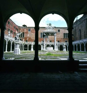 Santa Maria Gloriosa dei Frari — Chiostro della Santissima Trinità