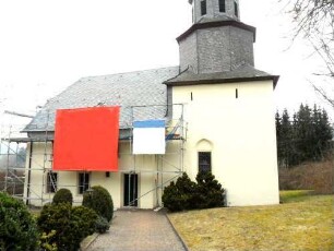 Kirche von Süden-im Kern Spätromanische Chorturmkirche-Gotisch und Barock überarbeitet-Chorturm mit Schlitzscharten im Obergeschoß-achteckige verschieferte Glockenstube im Kern von 1694