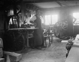 Erlau-Kleinmilkau, Stellmacherei Berthold, Arbeiter mit Wagenrad : Erlau-Kleinmilkau. Stellmacherei Berthold, Arbeiter mit Wagenrad