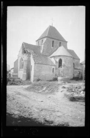 Arrancy (Dep. Aisne, Frankreich): Ruine der "Kirche: hochgestellt" (Distanzaufnahme)