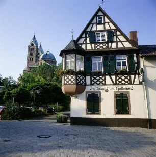 Speyer. Gasthaus zum Halbmond. nördliche Giebelseite mit Eckerker von Norden