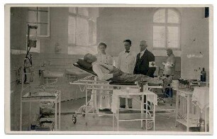 Foto-Postkarten vom Privatlazarett Hohenaschau: Operationssaal (mit Frhr. von Kramer-Klett)