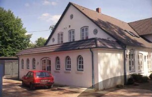 Allee 18: Landgasthof "Zum Fasanenhof": Giebelseite mit Anbau, Flügeltür: rechts traufständige Straßenfront mit Zwerchgiebel: hinten links Schuppen