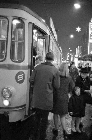 Kennzeichnung der schaffnerlosen Karlsruher Straßenbahnen mit "S".