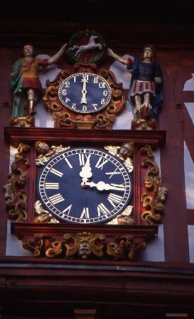 Reich verzierte historische Uhr am Turm des Welfenschlossen in Herzberg am Harz, Niedresachsen