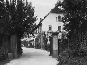 Ehemaliges Schäfersches Gut, ab 1907 "Lohengrinhaus" : Richard-Wagner-Museum (sogen. Lohengrinhaus; Gründung 1907, Wiedereröffnung als Museum 1935) in Graupa, Richard-Wagner-Straße 6. Ehemaliges Schäfersches Gut von 1840.
