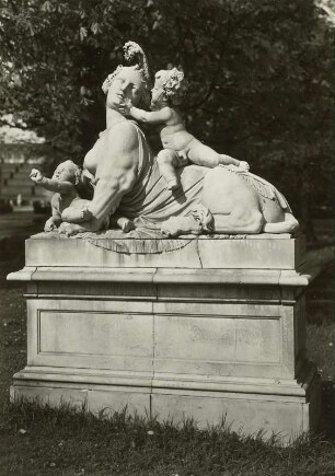 Sphinx mit Putten