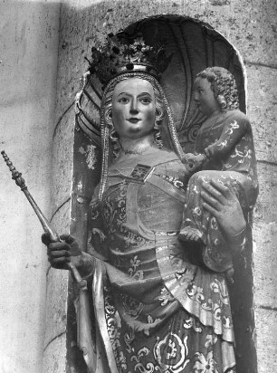 Stehende Muttergottes : Stehende Muttergottes. Sandstein, farbig gefaßt (um 1340). Kaisheim, Ehemalige Klosterkirche Mariä Himmelfahrt, Chorpfeiler