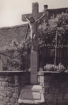 Lohnsfelder Straße. Kruzifix 1744. Sandstein