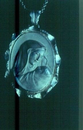 Schmuckanhänger mit Relief "Maria mit dem Jesuskind" : Schmuckanhänger mit Relief "Maria mit dem Jesuskind". Silber (vor 1962; J. Eckert)