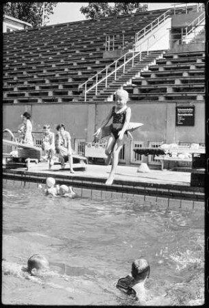 Mädchen springt vom Sprungbrett im Friesenstadion, Bild 2, 1963, SW-Foto © Kurt Schwarz.