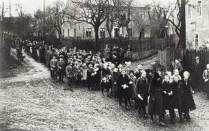 Großweitzschen. Festliche Einweihung des Denkmals für die Gefallenen des 1. Weltkrieges. Festzug mit Kindergruppen