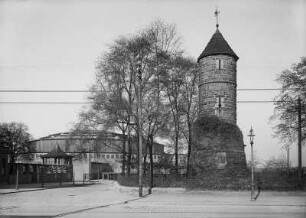 Dortmund, Steinerner Turm : Dortmund. Westfalenhalle (1925) und Steinerner Turm (14. Jh.). Ansicht von Osten