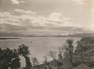 China. Qiantang-Fluß bei Hang-Tschou (Hangzhou) südlich der Jangtse-Mündung von der "Pagode der sechs Harmonien"
