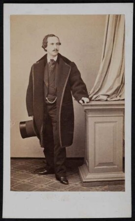Porträt Friedrich Pohl (1828-1877; Ballettmeister). Albuminabzug auf Karton (Carte-de-visite mit Atelieraufdruck verso)