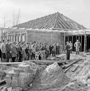 Volksschule Tannenweg: zweiter Erweiterungsbau mit zwei Pavillons: Richtfest: Ansprache von Bürgermeister Herbert Rübner: links und dahinter Schüler, Lehrer und Gäste: hinten eingedeckter Pavillon: vorn Sandhaufen und Baumaterial