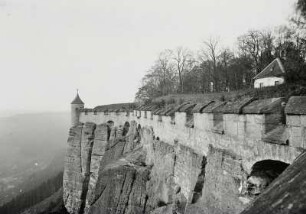 Königstein. Festung. Brüstung über dem Abratzky-Kamin gegen den östlichen Wachturm (nach 1600) und Kapelle