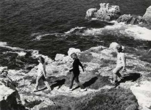 Spaziergang mit Wind an der Felsenküste der Bretagne