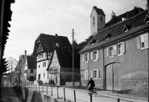 Opfingen: Straße mit Fachwerkhaus und Kirche