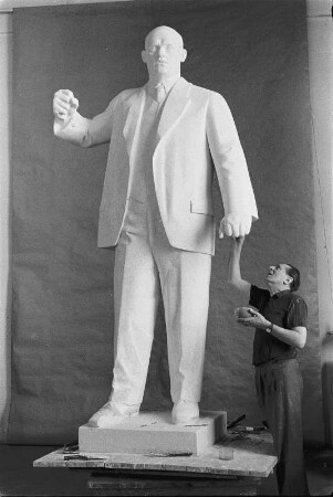 Der Bildhauer Walter Arold bei der Arbeit am Originalmodell für das Thälmanndenkmal in Weimar