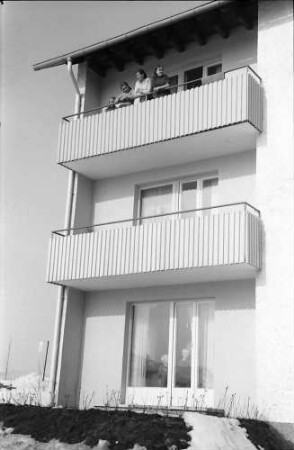 Donaueschingen: Neue Siedlungshäuser, Balkon mit Flüchtlingsfamilie