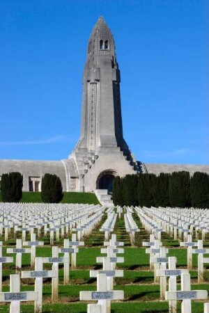 Frankreich. Lorraine. Meuse. Douaumont. 15 000 Kriegsgräber. Champ de Bataille. Verdun. Im Hintergrund die Totenhalle mit 130 000 nicht identifizierten Gefallenen